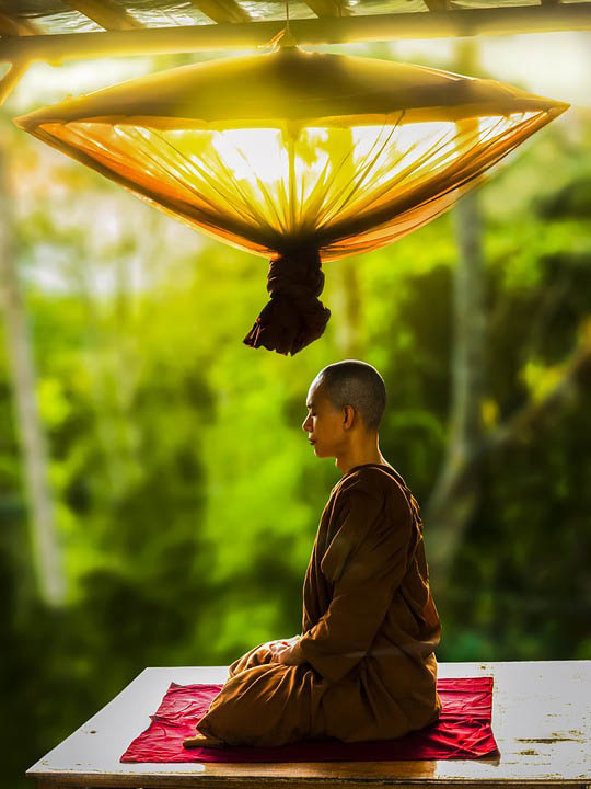 Монах медитирует