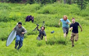 люди убегают от медведя