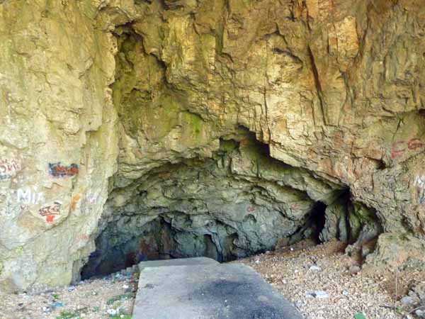 Вход в карстовую пещеру
