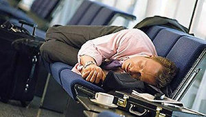 мужчина спит в аэропорту